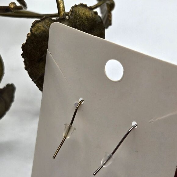 "5/$25" Pair of Mismatched Round Floral Pearl Dangle Earrings - Picture 2 of 6